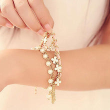 Load image into Gallery viewer, Clover Flower Pearl Bracelet