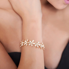 Load image into Gallery viewer, Crystal Daisy Bracelet